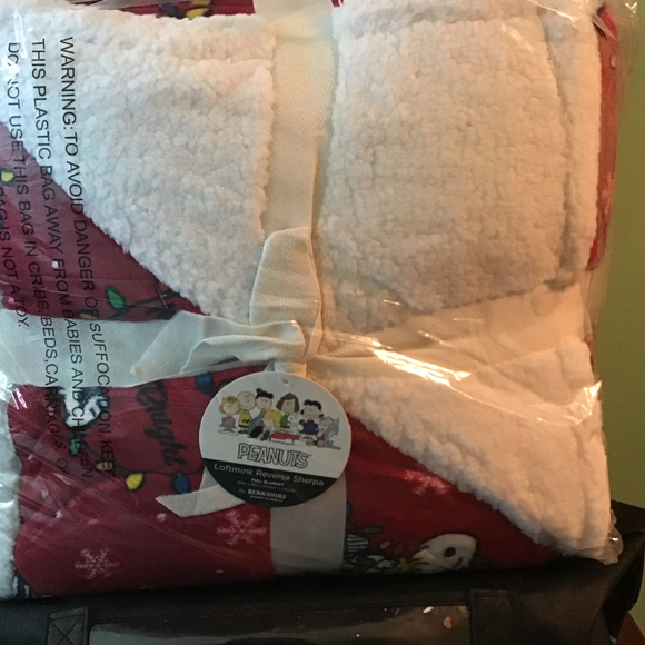 Berkshire Loftmink Red Peanuts Christmas full Reverse Sherpa 80x85 - Picture 2 of 4